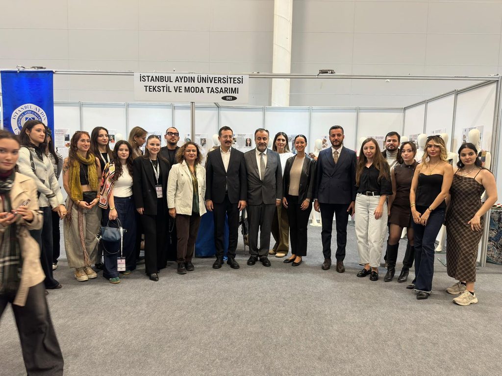 ÜRETİM ATIĞI KUMAŞLAR  TASARIMIN GÜCÜYLE ŞIK GİYSİLERE DÖNÜŞTÜRÜLDÜ